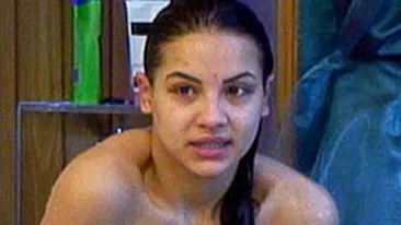 Imaginea care o să-ţi tină de cald la noapte! O vedetă Big Brother, goală şi udă, după ce a ieşit din duş fără prosop