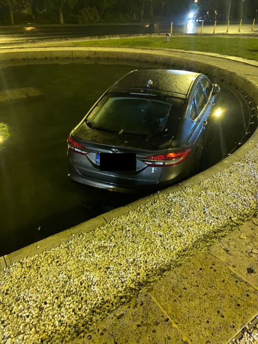 Mașina condusă de bărbatul aflat sub influența alcoolului a "aterizat" în Fântâna Miorița (Foto: CANCAN.RO)
