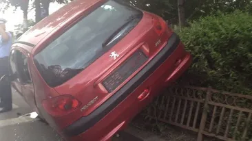 Asa ceva, mai rar! Uite in ce hal a putut sa parcheze un sofer din Bucuresti! Sau sa fie o soferita?