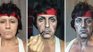 Această femeie se poate transforma în orice vedetă îşi doreşte! Asemănările sunt uluitoare!