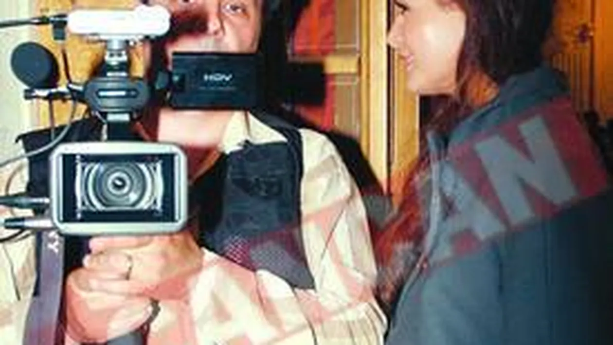 Iri a impartit, o noapte, canapeaua cu o blonda