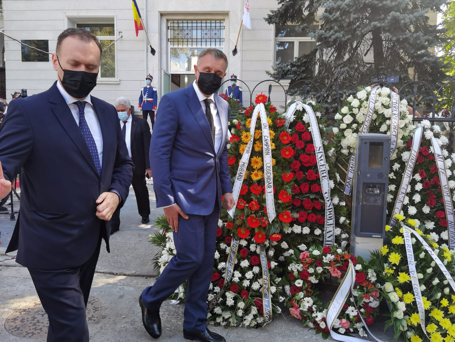 Zeci de coroane de flori, depuse la Clubul Sportiv Dinamo. Ivan Patzaichin va fi înmormântat astăzi, cu onoruri militare