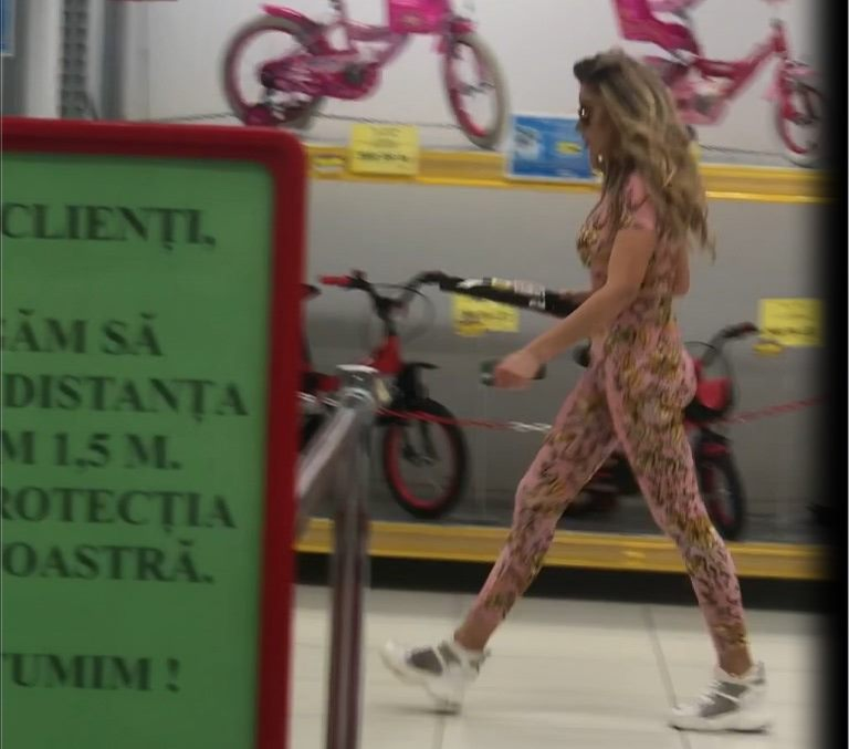 Roxana a întors capetele oamenilor din magazin