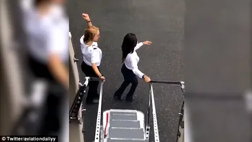 Pilotul a pornit avionul, a sărit din el și a început să danseze pe pistă, alături de o stewardesă! VIDEO