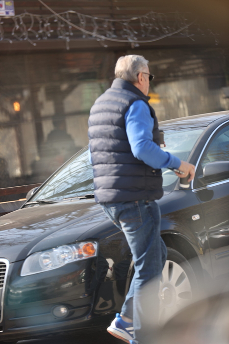 Ilie Năstase se îndreaptă hotărât spre mașină (Foto: CANCAN.RO)