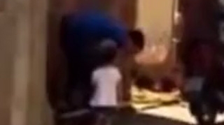 Video din lumea a treia! Tatal asta salbatic isi omoara in bataie fetita - Ia o scandura de pe jos si o mutileaza minute intregi