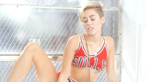 Nu inceteaza sa socheze! Uite cum s-a fotografiat Miley Cyrus