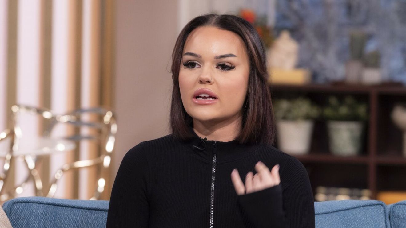 "M-am culcat suferind de o migrenă îngrozitoare. Când m-am trezit, nu mă mai recunoșteam". Ce au zis medicii despre boala tinerei