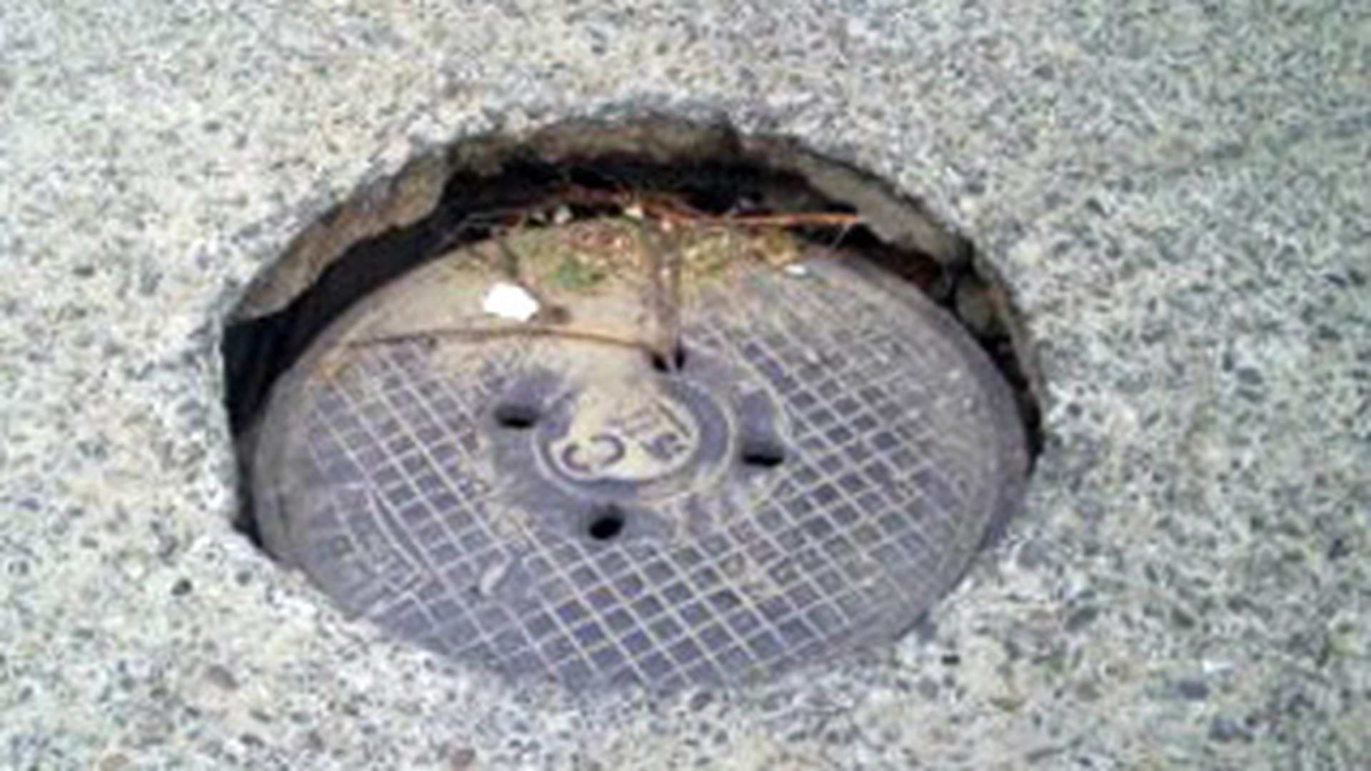 Paznic gasit mort intr-o gura de canal