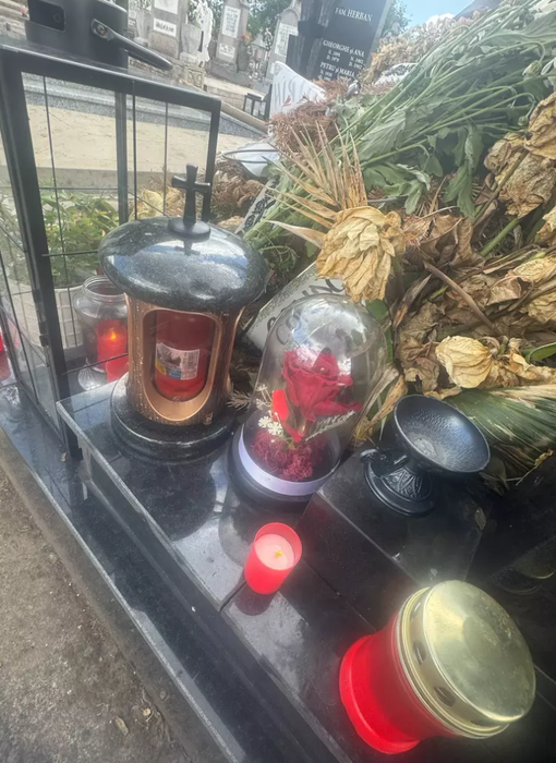 Cum arată cavoul lui Mihai Leu, la 3 săptămâni de la înmormântare. Ce a apărut pe crucea lui