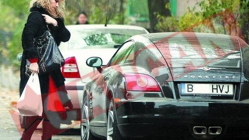 Oana Lis are grija de masina in locul sotului