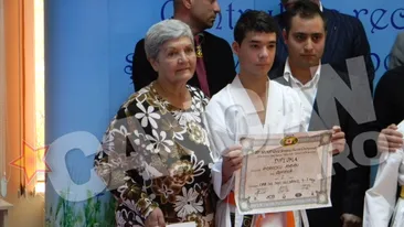 Abandonat de parinti, s-a descurcat singur! Are 13 ani si e campion mondial la karate!