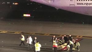 Pasagerii au trecut prin clipe de groază atunci când avionul era pe punctul să decoleze! Momentul în care s-a ciocnit de un alt aparat de zbor a devenit viral