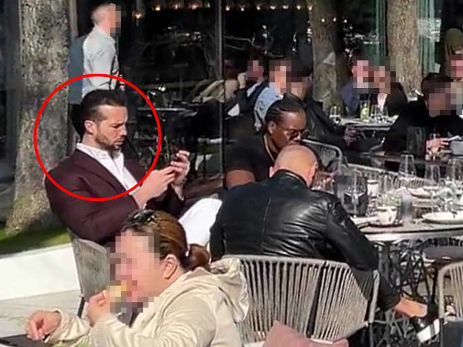 Milionarul a stat destul de mult pe telefon la ieșirea cu prietenii
