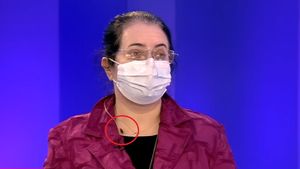 Imagini șocante. O invitată de la Digi24 vorbește în timp ce gândacii mișună pe ea. Nimeni nu a atenționat-o!