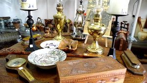 Un anunț lăsat pe ușa unui magazin de antichități a devenit viral. Proprietarul i-a uimit pe cumpărători
