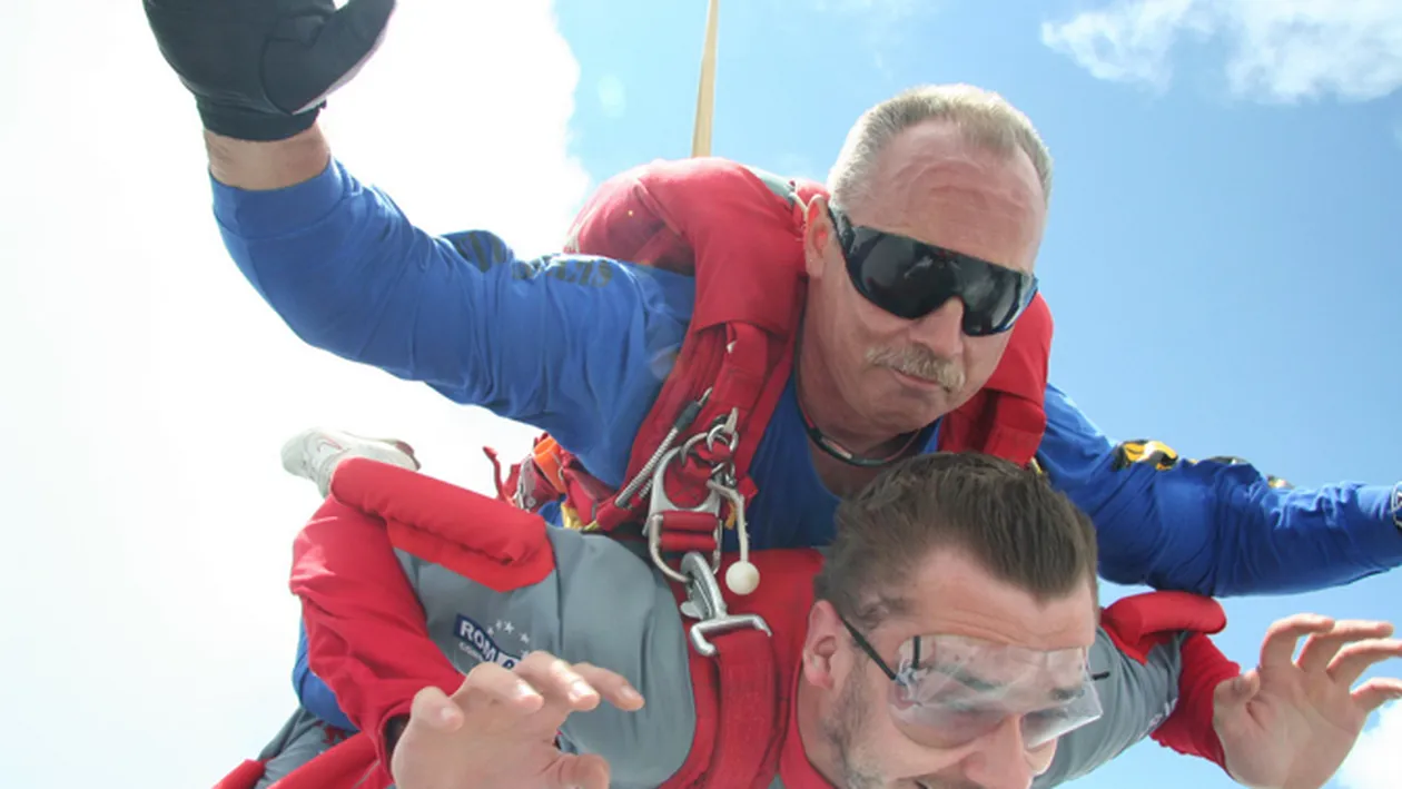 Dan Cruceru a sarit cu parasuta: M-a obsedat intrebarea 'Daca, totusi, parasuta nu se va deschide...?'