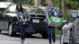 Charlize Theron si-a facut provizii de alcool pentru seara finalei!