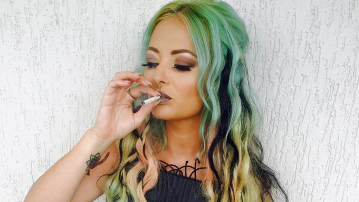 Delia Matache fumează