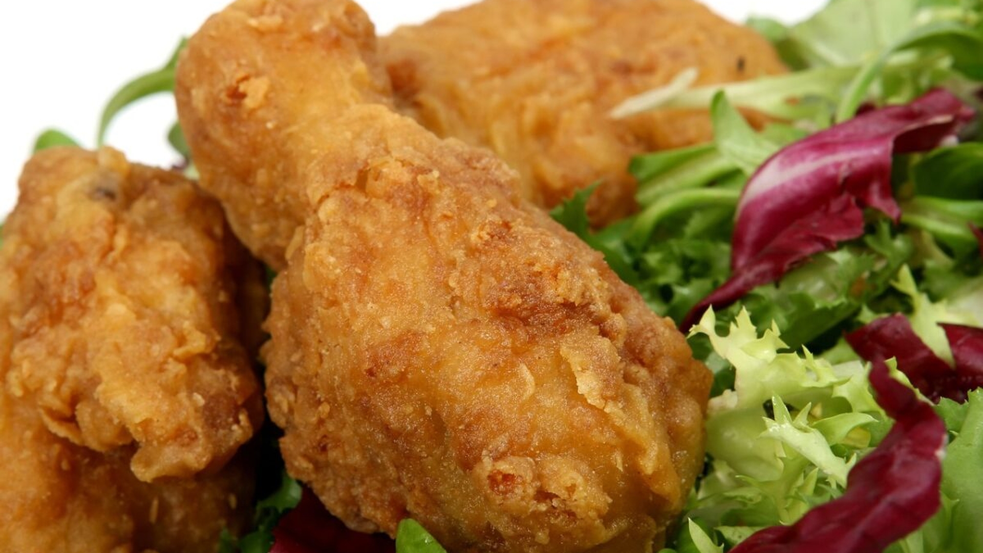 Un tânăr și-a comandat mâncare de la KFC. Incredibil ce a putut să găsească printre bucățile de pui prăjit