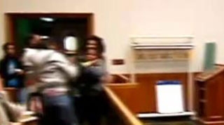 VIDEO DE SENZATIE! S-au luat la bataie in tribunal in timp ce era judecat un criminal