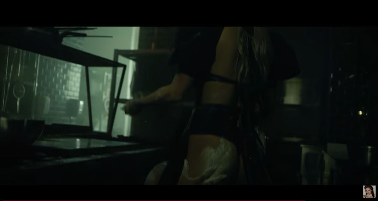 Antonia și Alina Ceușan, filmate în ipostaze ca-n filmele pentru adulți în cel mai nou clip al cântăreței! S-au atins pasional în zone intime și au flirtat una cu cealaltă | VIDEO