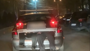 O șoferiță și-a cărat soțul beat în portbagaj! Ce s-a întâmplat după ce imaginile au ajuns pe Facebook