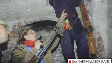 Fotografie document! Mihaela Radulescu a luptat la Revolutie cu arma in mana: Aveam 20 de ani si traiam o aventura