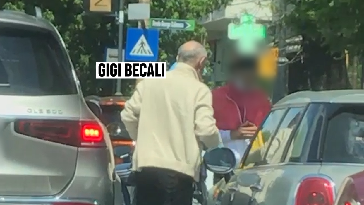 Gigi Becali coboară din Maybach și se îndreaptă spre o agenție CEC