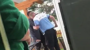 Imagini șocante! Un polițist local a fost filmat în timp ce lovea un cerșetor