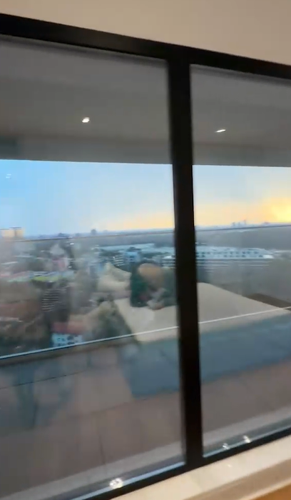 Cum arată penthouse-ul lui Bisoi. Are saună, sală și vedere spre lacul Herăstrău