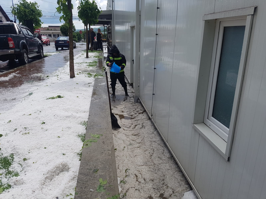Grindina a fost adunată cu lopata de pe străzi