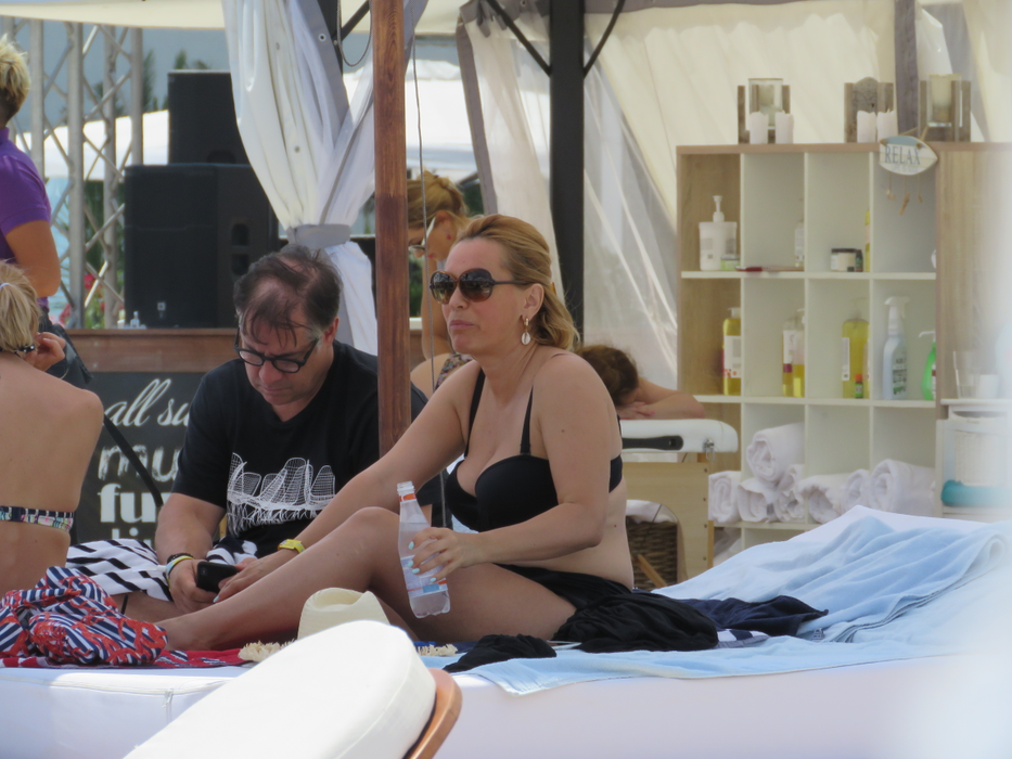 Andreea Esca, în costum de baie la plajă