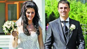 Si-a luat hainele si a disparut o luna de acasa! Adina Meirosu, parasita de sot
