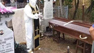 Imagini tragi-comice într-o comună din Olt. Un preot şi-a pus patrafirul peste costumul de protecţie