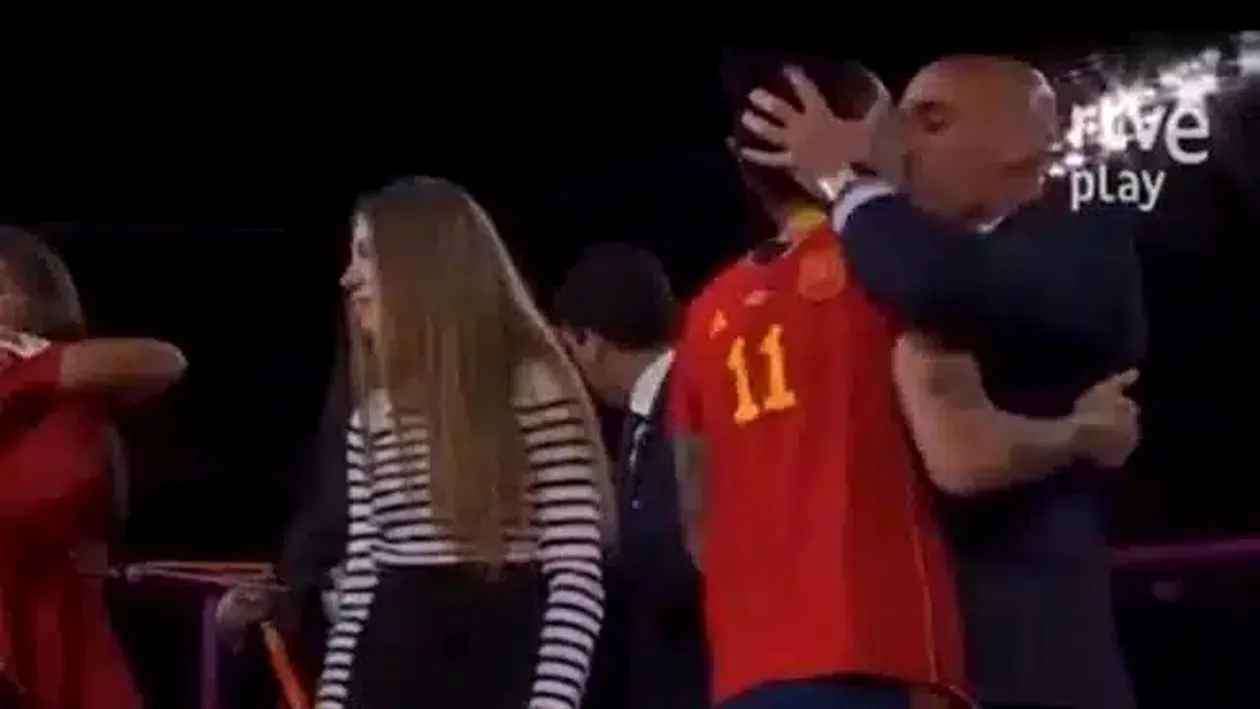 N-a ținut cont că e și regina de față și a sărutat-o pe gură. Scene ciudate după finala Campionatului Mondial de Fotbal Feminin