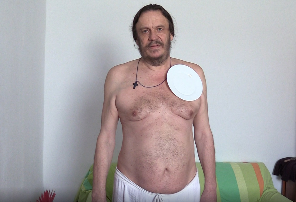 Obiectele stau ca și când ar fi lipite pe corpul lui David