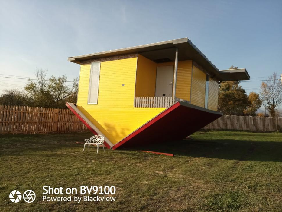Casa răsturnată din Gorj a atras deja atenția turiștilor care au trecut prin zonă