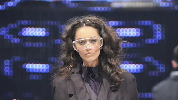 Foame si chin pentru Morena lui Tom Boxer! Cantareata, obligata sa manance vata si sa bea Cola ca sa prezinte moda la Paris!