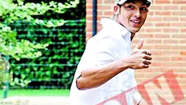 Theo Walcott, asteptat de mamica la 3 noaptea in usa casei