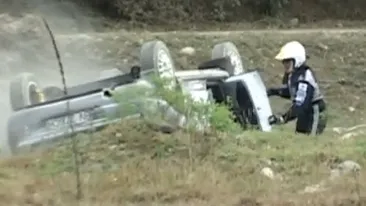 Circuit cu ghinion pentru cel mai sexy copilot! Denisa s-a rasturnat cu masina intr-o curba! Vezi cine a ajutat-o!