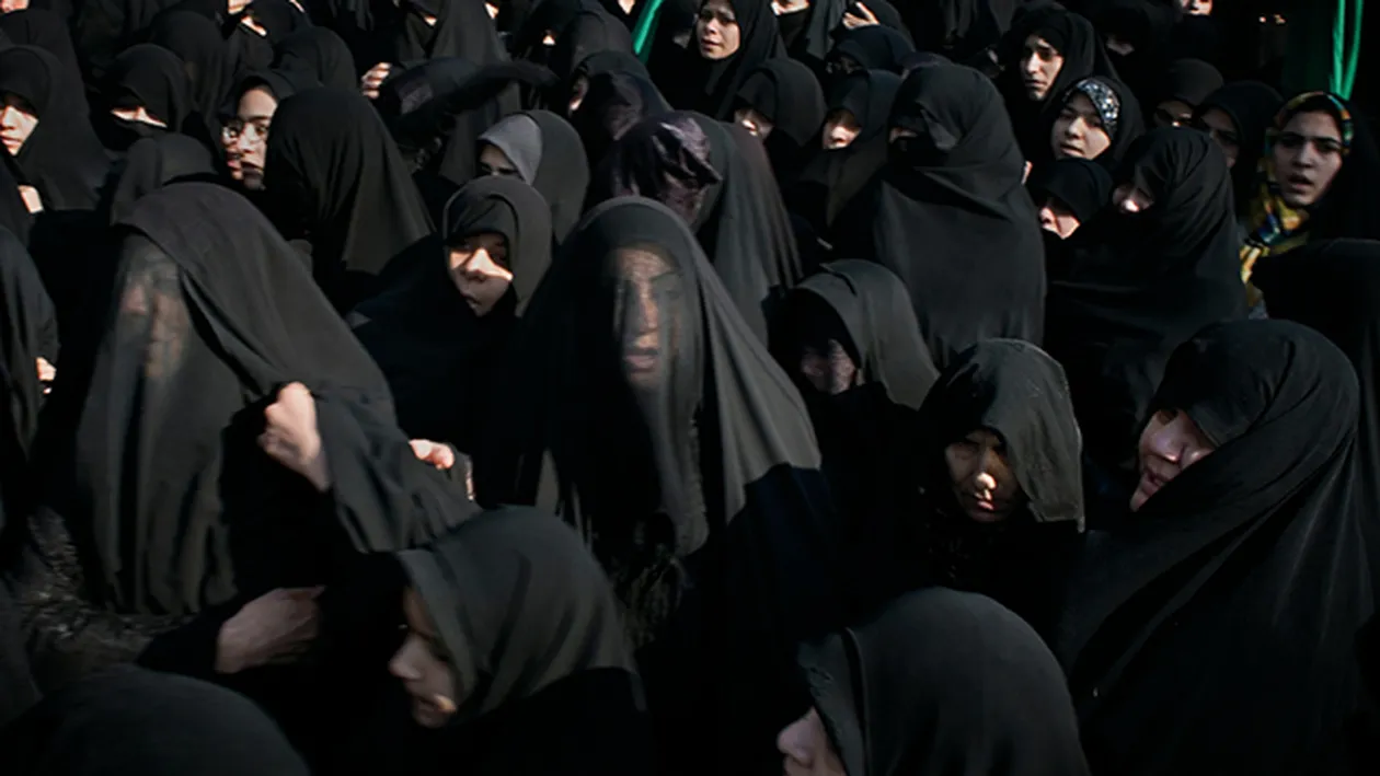 Parlamentului de la Canberra, in stare de SOC! Trei australieni purtând cagula KKK, au încearcat să intre cu forta!