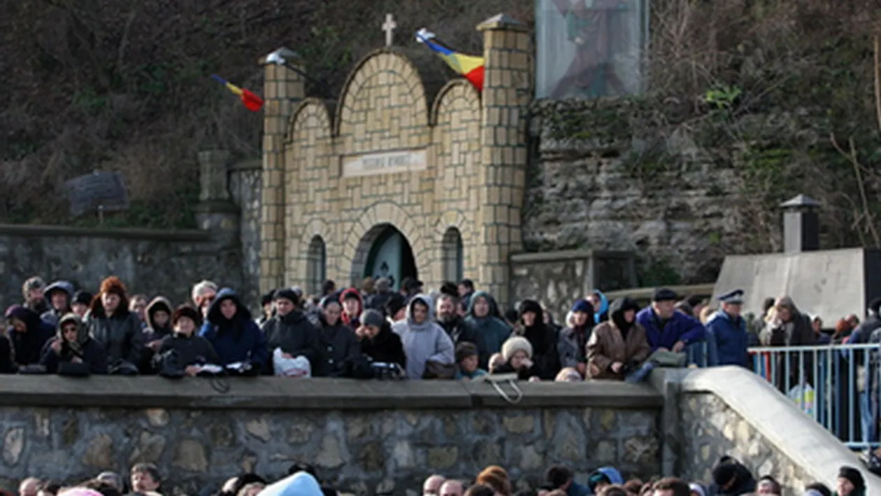 SFANTUL ANDREI: Zeci de mii de credinciosi, asteptati sa vina la pestera Sfantului Andrei din judetul Constanta