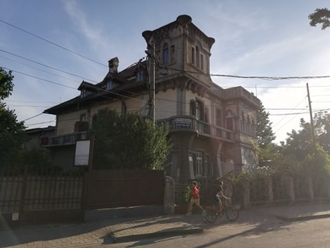 Aici a avut cartierul general Statul Major al Armatei a 2-a în Primul Război Mondial