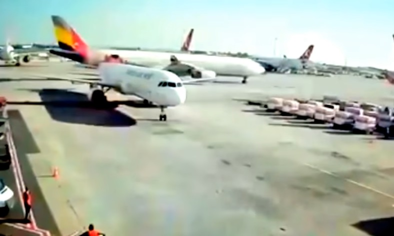 Două avioane pline cu pasageri s-au ciocnit pe Aeroportul Atatürk din Istanbul! Una dintre aeronave s-a rupt