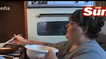 VIDEO Are 330 de kilograme si vrea sa ajunga la o tona! Cu cat ma ingras mai mult, cu atat ma simt mai bine