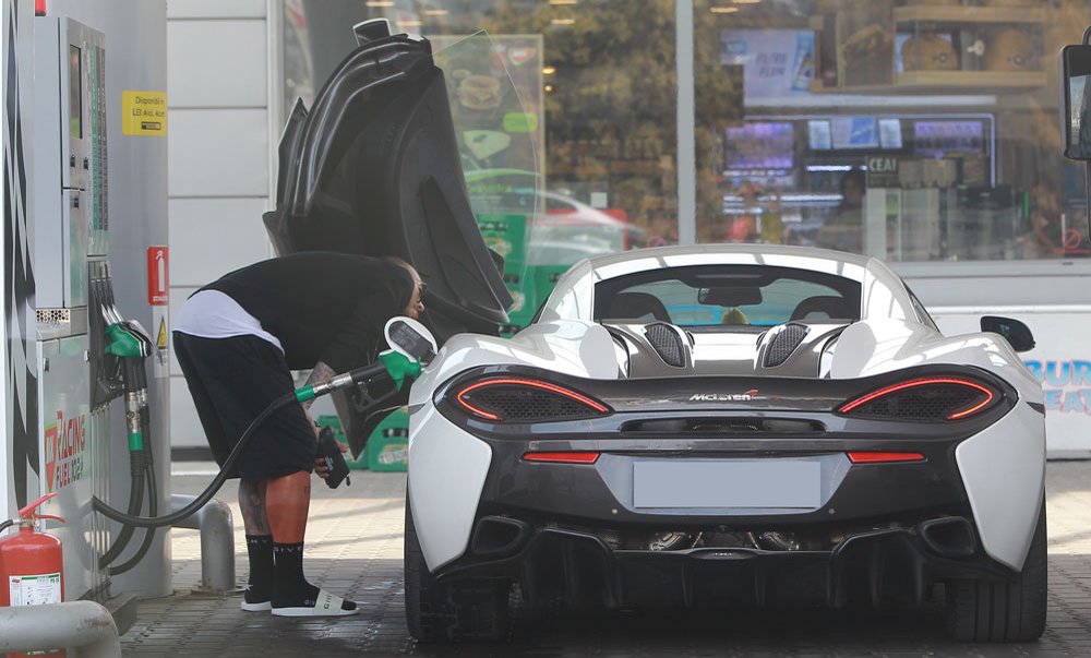 Denis Alibec a coborât în papuci la benzinărie ca să facă plinul McLaren-ului de 170.000 €
