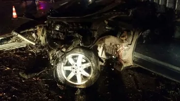 FOTO / Accident înfiorător în judeţul Timiş: un om a murit, iar alţi doi sunt în stare critică. Unul dintre pasageri a fost proiectat pe şosea, după ce maşina s-a răsturnat de mai multe ori