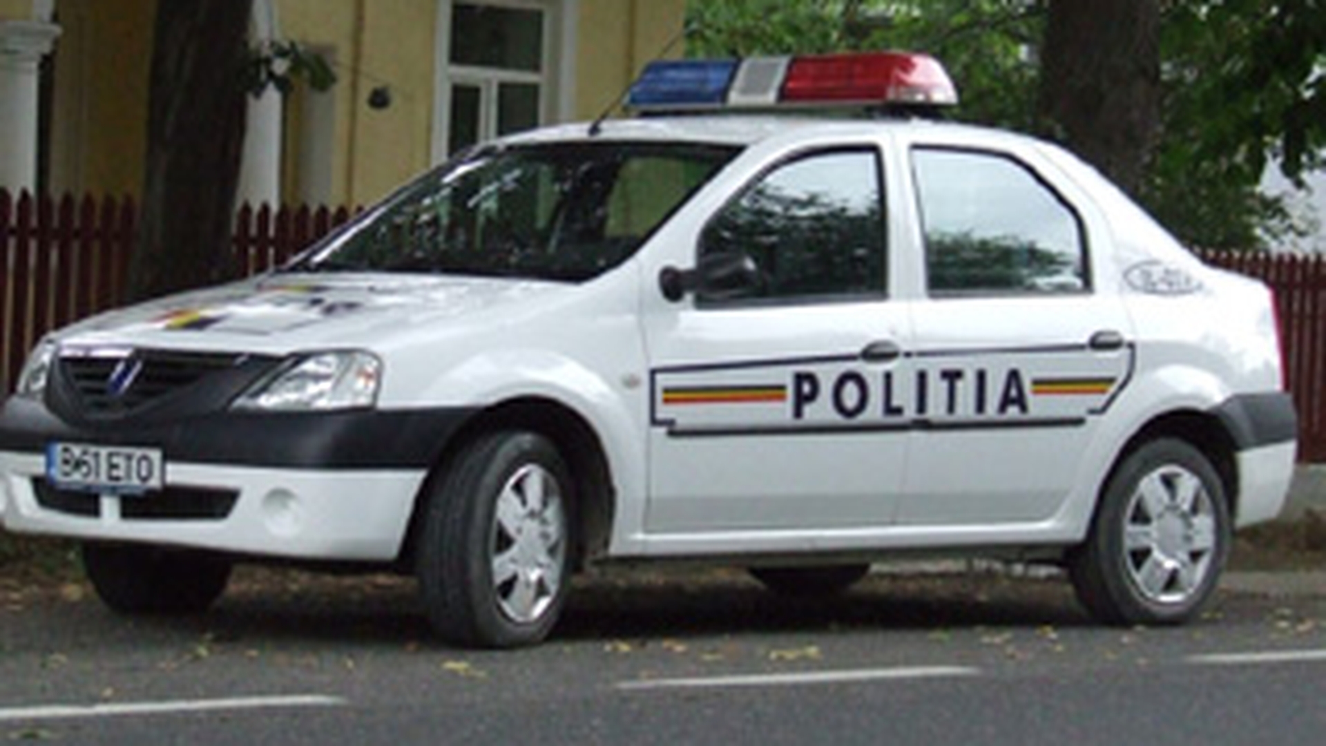 O masina a Politiei, aflata in misiune, a fost implicata intr-un accident rutier, la Barlad