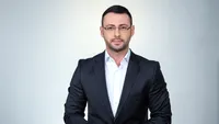 Gesturile intime dintre ei i-au dat de gol! Avem imagini în premieră cu simpaticul prezentator TV şi iubita pe care a ascuns-o 5 ani!